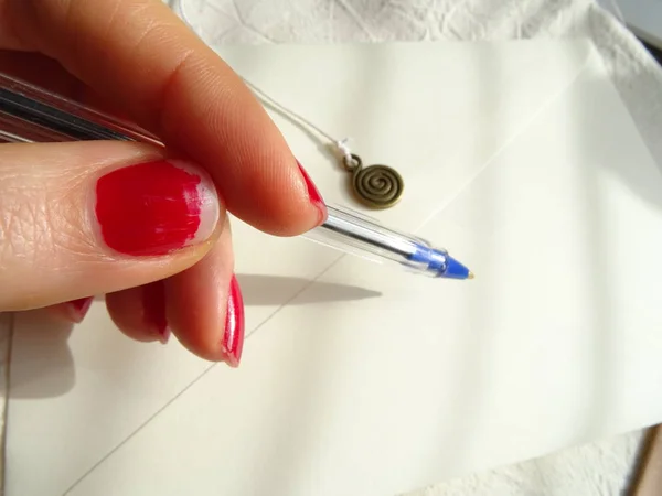 Mano Femenina Con Esmalte Uñas Rojo Escribiendo Una Carta —  Fotos de Stock