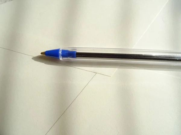 Penna och tomt kuvert — Stockfoto