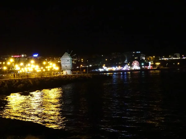 Noc Miasto Światła Odbijające Się Wodzie Morskiej — Zdjęcie stockowe
