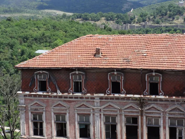 Vecchio Edificio Con Tetto Rosso Piastrellato — Foto Stock