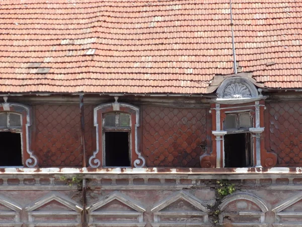 Vecchio Edificio Con Tetto Rosso Piastrellato — Foto Stock