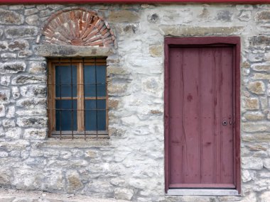 Eski taş bina ahşap bir kapı ile