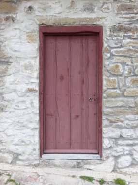 Eski taş bina ahşap bir kapı ile