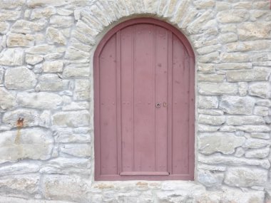 Eski taş bina ahşap bir kapı ile