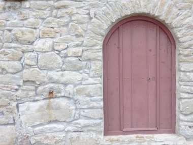 Eski taş bina ahşap bir kapı ile