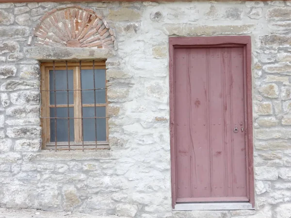 木製のドアと古い石造りの建物 — ストック写真