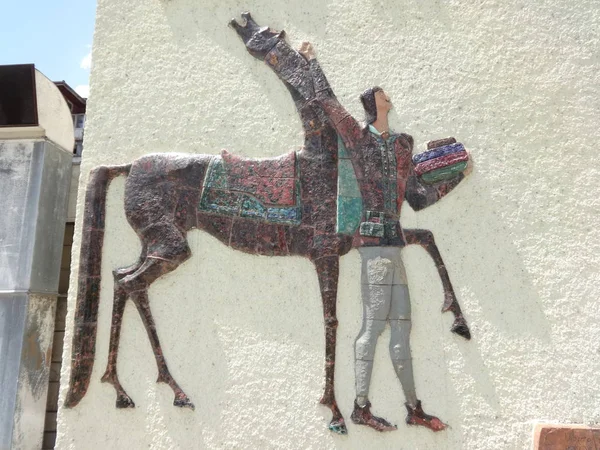 馬の壁アートを持つ男 — ストック写真