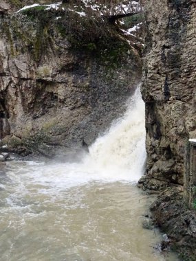 kayaların arasında şelale