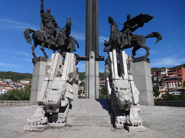 Monumento a la Dinastía Asen en Veliko Tarnovo, Bulgaria — Foto de Stock