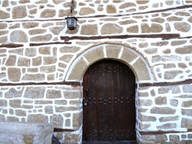 Eski taş bina ahşap bir kapı ile