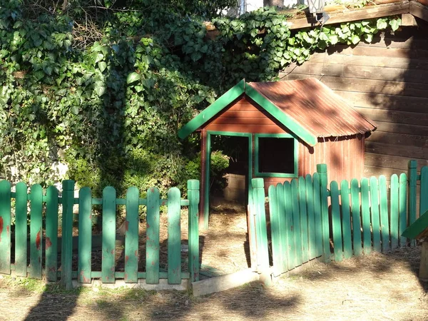 テーマパークへの小さな木の家 — ストック写真