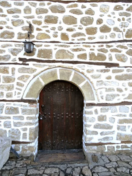 Edifício de pedra velha com uma porta de madeira — Fotografia de Stock