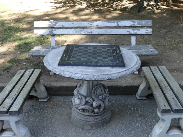 Stone schackbräde i en stadspark — Stockfoto