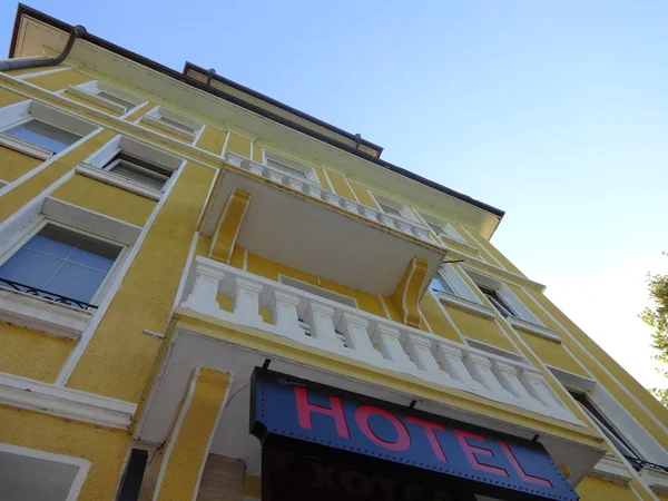 Sárga Hotel homlokzat fehér díszekkel — Stock Fotó