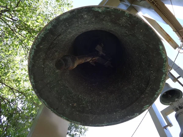 Campana de la iglesia gigante desde abajo — Foto de Stock