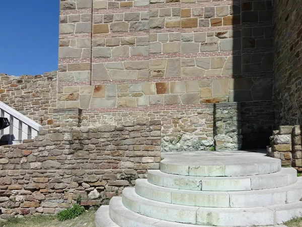 Escadas Redondas de um Antigo Edifício de Pedra — Fotografia de Stock