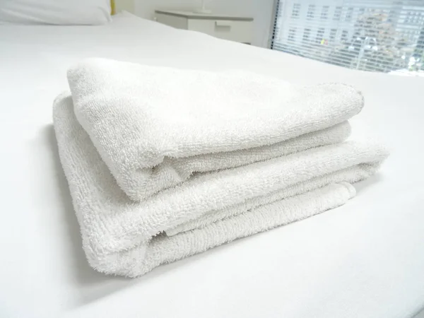 Asciugamani bianchi piegati in una camera d'albergo — Foto Stock
