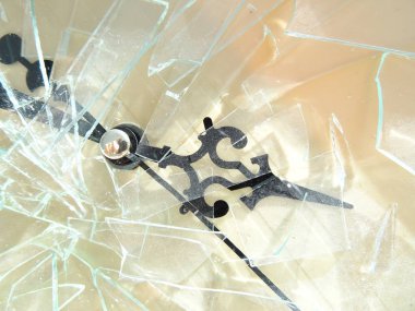 Bir saatin kırık cam