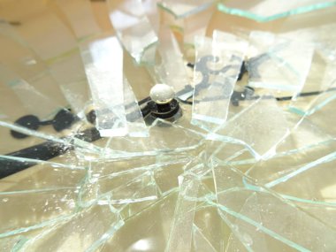 Bir saatin kırık cam