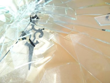 Bir saatin kırık cam