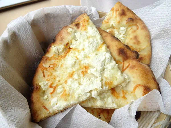 Pâine orientală cu brânză — Fotografie, imagine de stoc