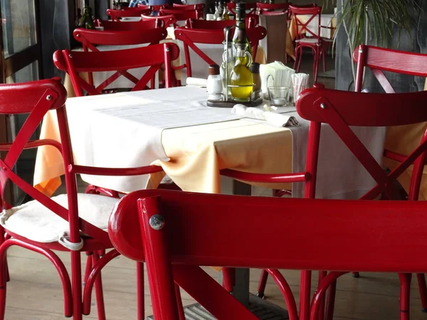 Стулья ресторана Red Wooden — стоковое фото
