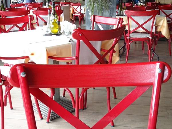 Cadeiras de restaurante de madeira vermelha — Fotografia de Stock