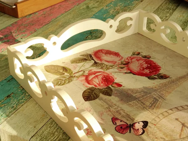 Mobília de madeira vintage com imagens de rosas — Fotografia de Stock