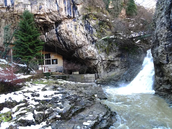Cachoeira entre rochas — Fotografia de Stock
