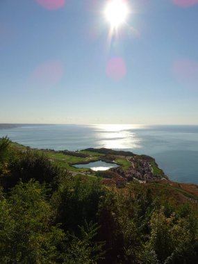 Dan yukarıda bir Golf kompleksi denizin yanında göster