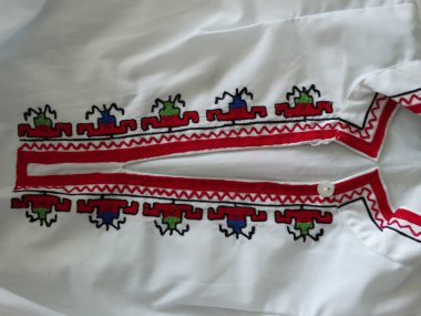 Yerli Bulgar beyaz elbise kırmızı süslemeli