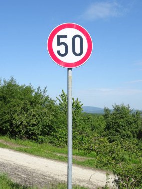 Sokak tabelası için hız sınırı 50 km/h