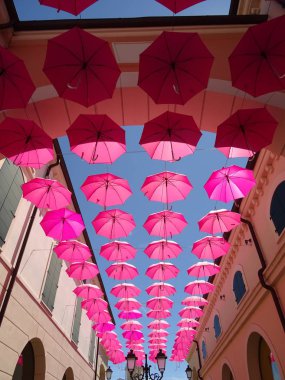 Pembe şemsiyeler aşağıdan görüntülemek