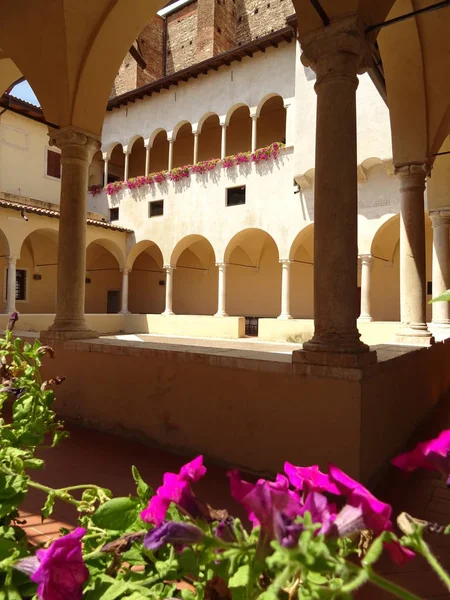 Arquitetura tradicional italiana com arcos — Fotografia de Stock