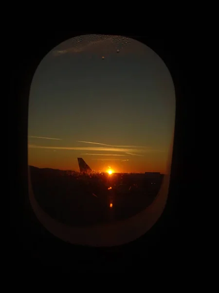 비행기 창에서 일출 보기 — 스톡 사진