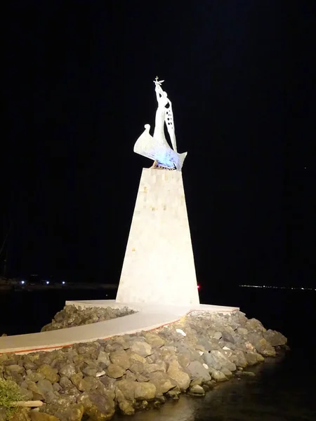 Ночная Статуя Несебре Болгария — стоковое фото