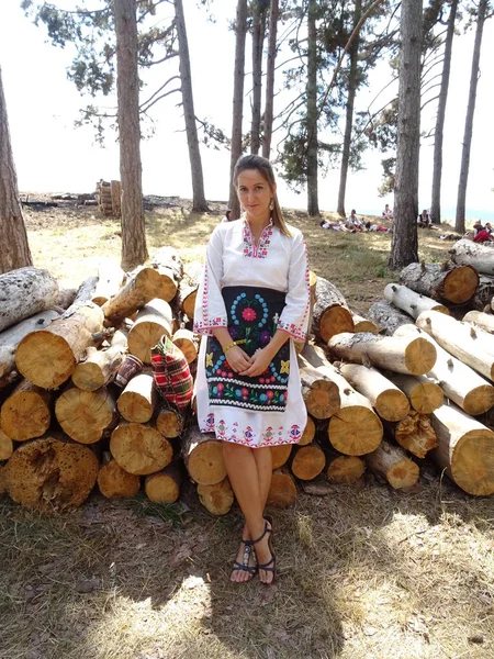 Mujer Con Vestido Búlgaro Nativo Contra Fondo Madera — Foto de Stock
