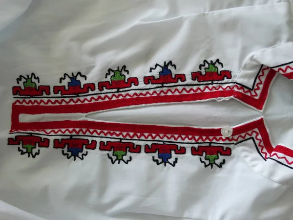 Εγγενής Βουλγαρικά λευκό φόρεμα με κόκκινα στολίδια — Φωτογραφία Αρχείου
