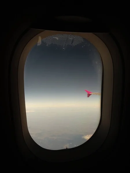 Trasera de avión en la vista del cielo desde la ventana — Foto de Stock