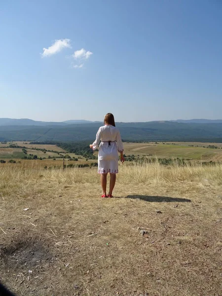 Женщина Традиционном Болгарском Платье Заднем Плане — стоковое фото
