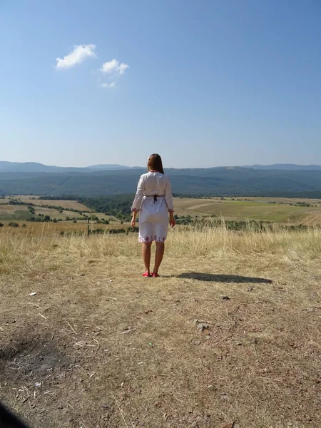 Kobieta Rodzinnej Bułgarskiej Sukni Tle — Zdjęcie stockowe