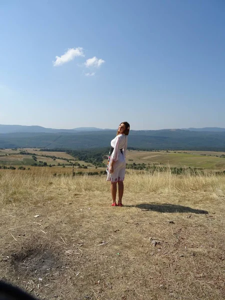 Kobieta Rodzinnej Bułgarskiej Sukni Tle — Zdjęcie stockowe