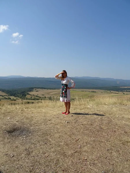 Женщина Традиционном Болгарском Платье Заднем Плане — стоковое фото