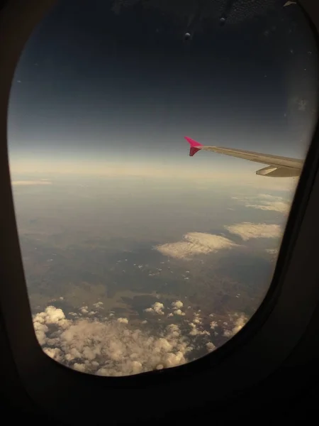 Trasera de avión en la vista del cielo desde la ventana — Foto de Stock