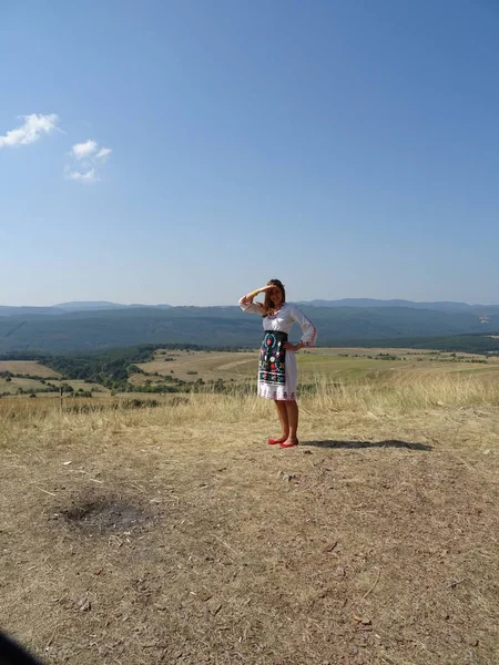 Kobieta w rodzinnej bułgarskiej sukni na tle natury — Zdjęcie stockowe