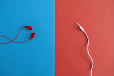 Kırmızı kulaklık beyaz bir mavi ve kırmızı Bac izole kablosu ile