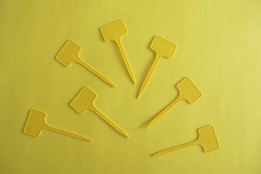 Sarı arka planda boş sarı Etiketler