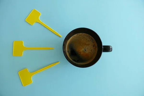 Vista superior de una taza de café negro y LAbels amarillo vacío isola — Foto de Stock