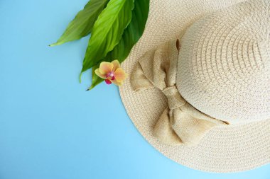 Taze yeşil yaprak ve bir orkide Fl ile saman yaz Bayan şapka
