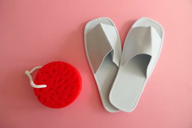 Beyaz Spa terlik yeni kırmızı pembe Backgrou izole sünger ile